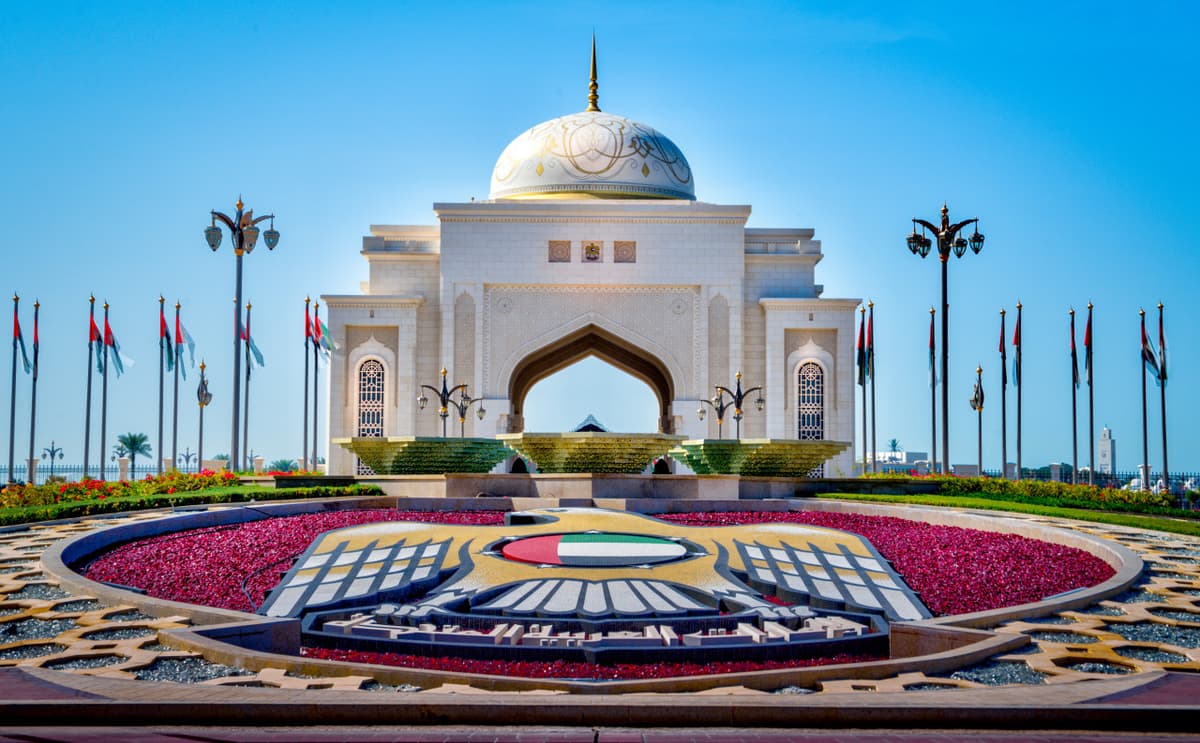 Abu Dhabi Premium City Tour from Dubai: Sheikh Zayed Mosque, Etihad Towers, Qasr Al Watan