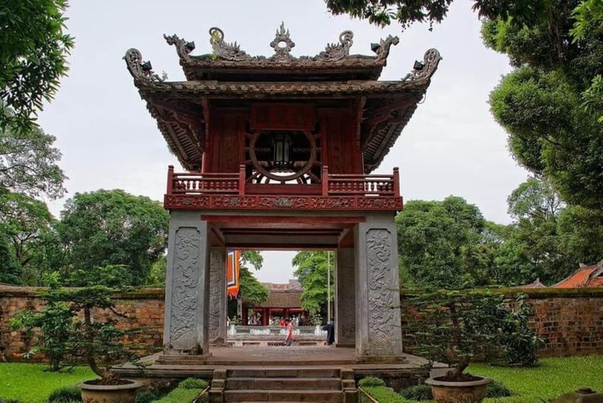 Hanoi Instagram Tour: Ceramic Mosaic Mural, Sword Lake, Long Bien Bridge