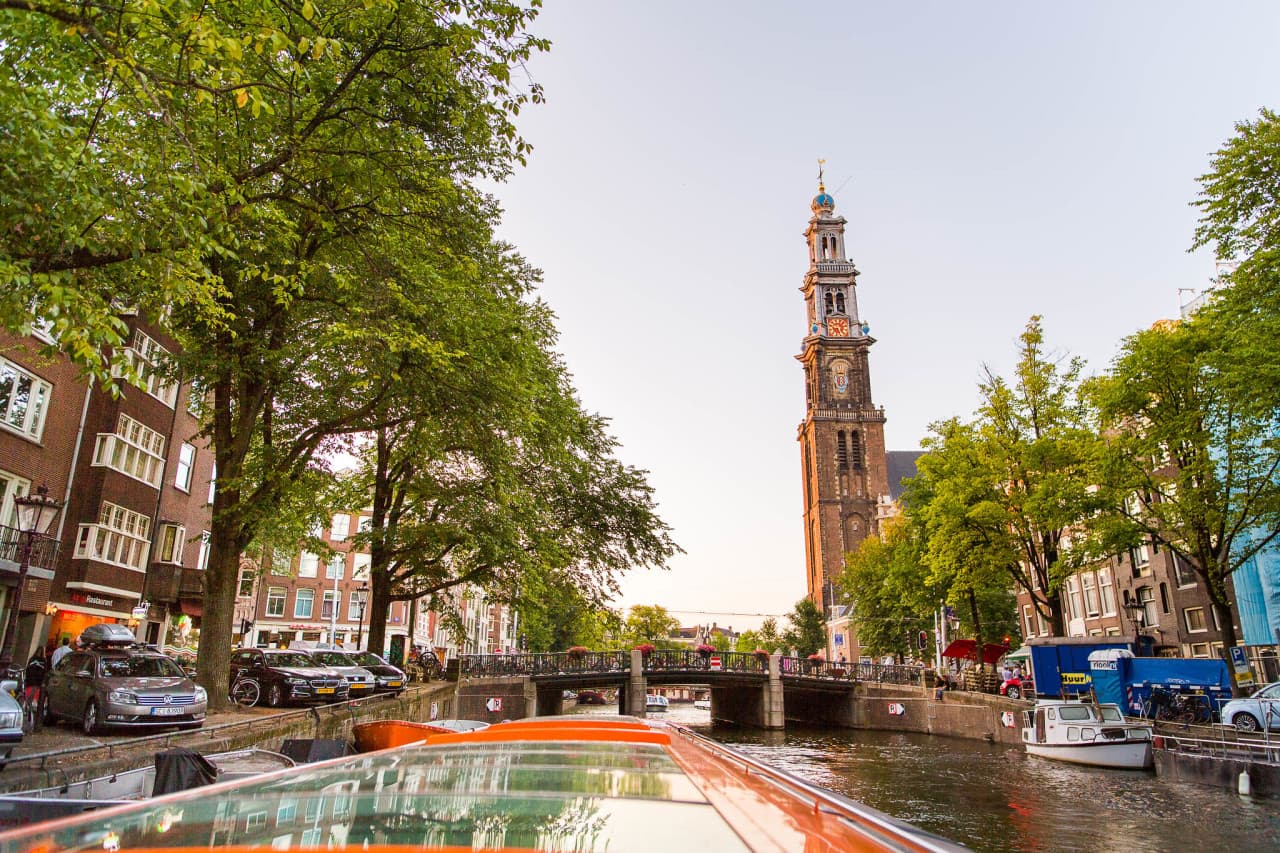 Amsterdam Canal Cruise Ticket with New York Pizza and Drinks – photo 3