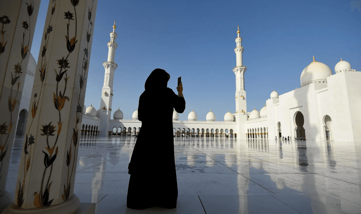 Abu Dhabi Full-Day Tour from Dubai: Sheikh Zayed Mosque, Emirates Palace, Corniche