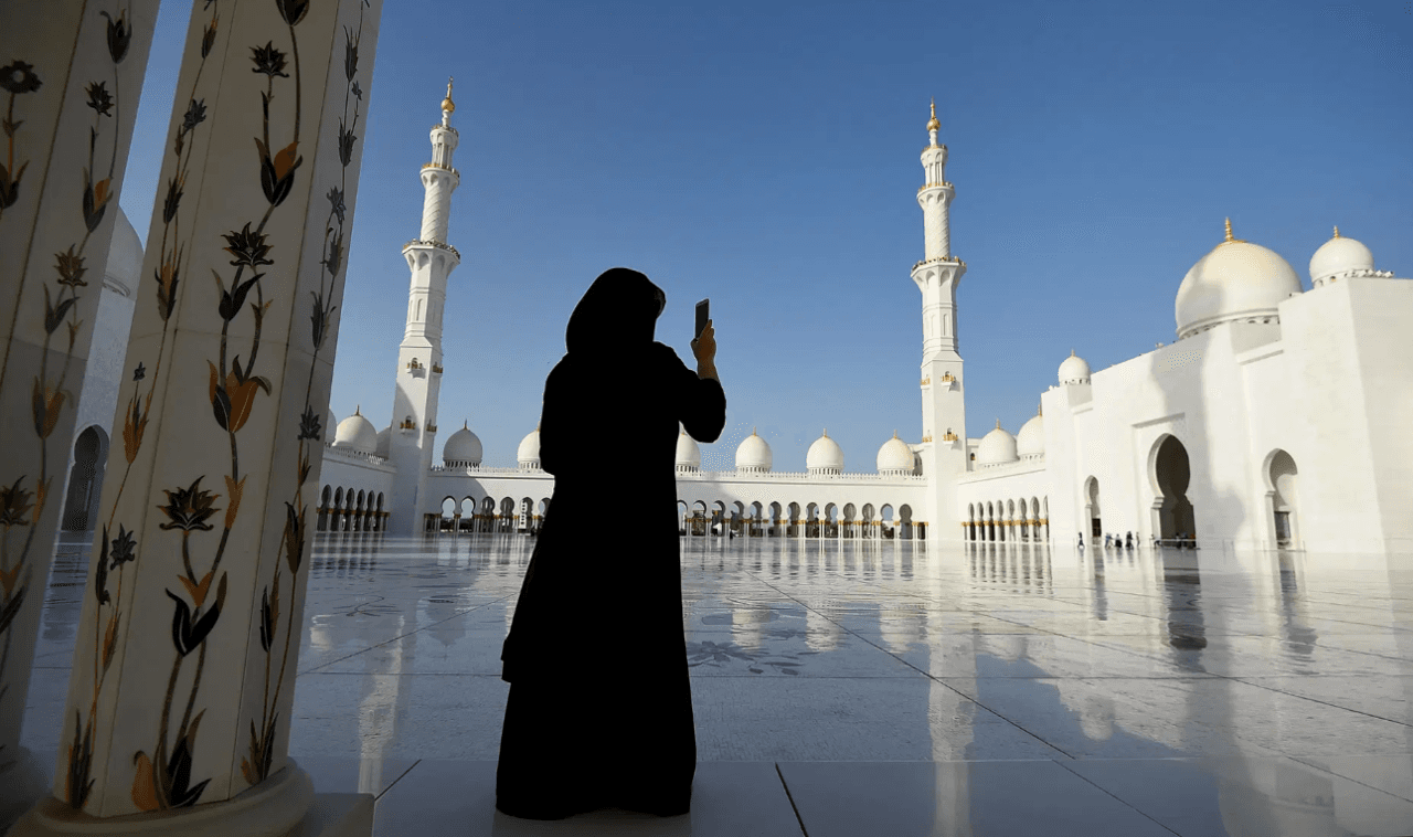 Abu Dhabi Full-Day Tour from Dubai: Sheikh Zayed Mosque, Emirates Palace, Corniche