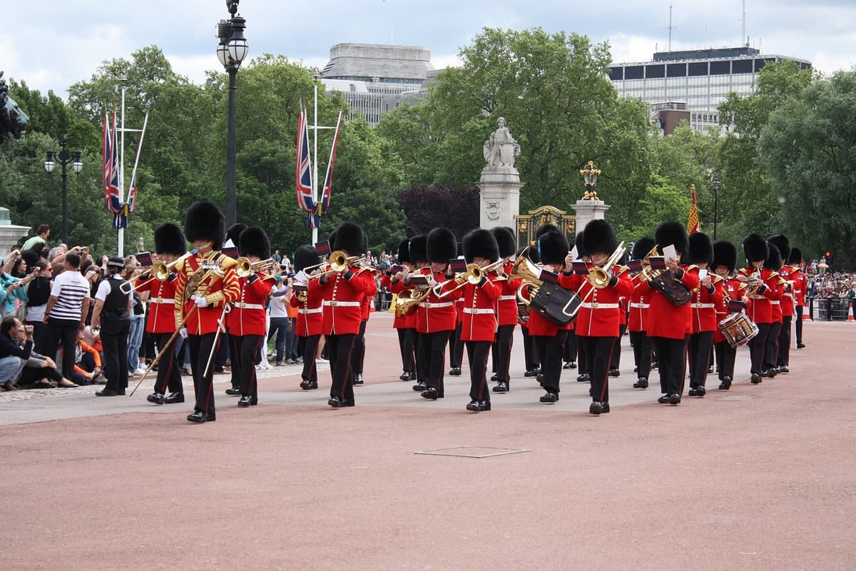 Full Day London with Changing of the Guard and Thames River Cruise