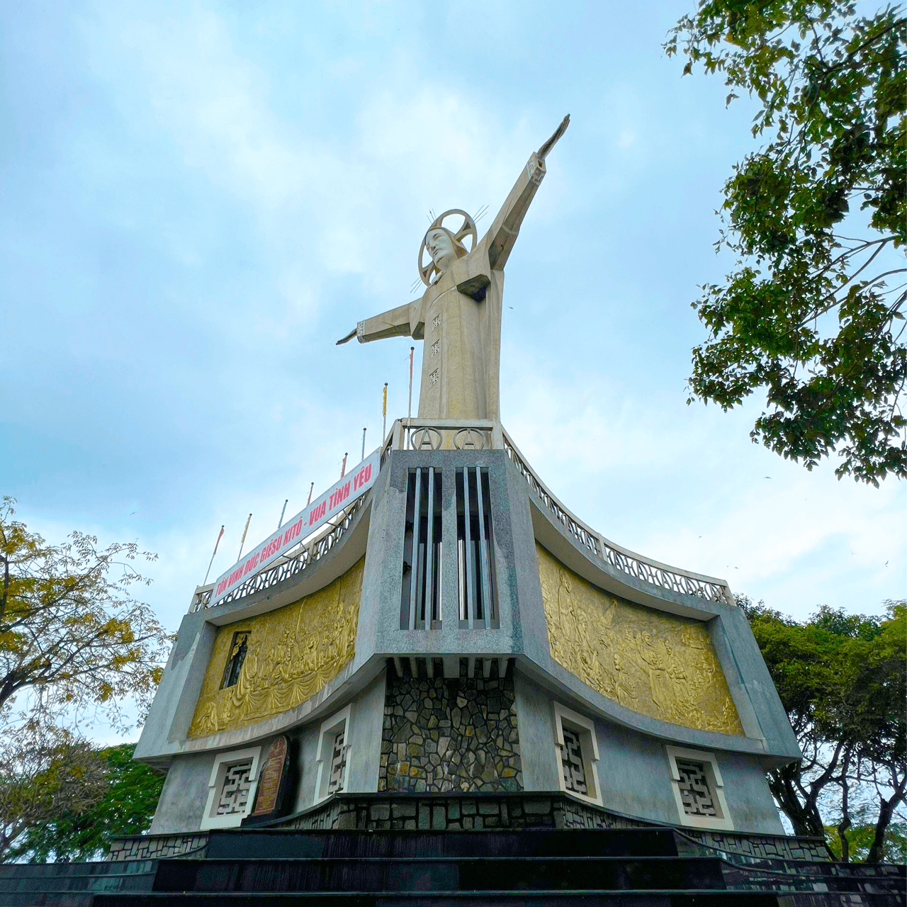 Vung Tau Full-Day Tour from Ho Chi Minh: Thuy Van Beach, Jesus Christ Statue, Thang Tam Temple