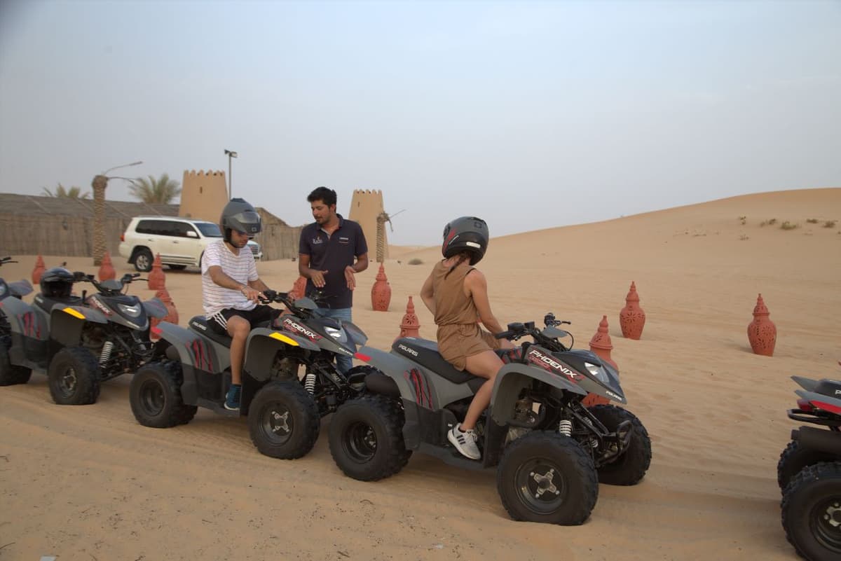 Evening Desert Safari Tour from Dubai with BBQ Dinner