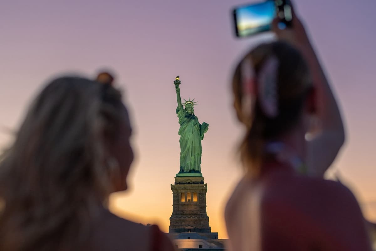 Official Circle Line Cruises, Midtown NYC: Reserved Straight-to-Board Ticket