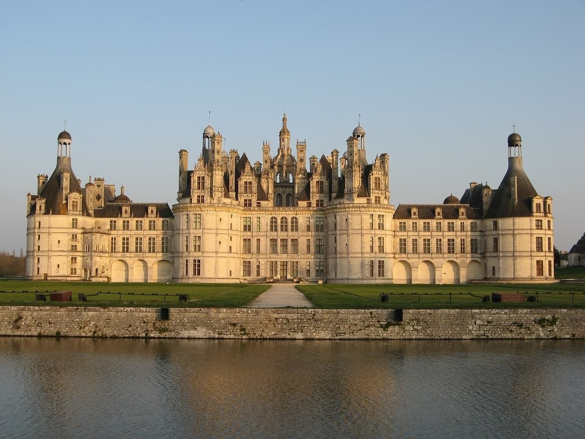 Loire Valley Tour from Paris: Chambord, Chenonceau, and Cheverny Castles