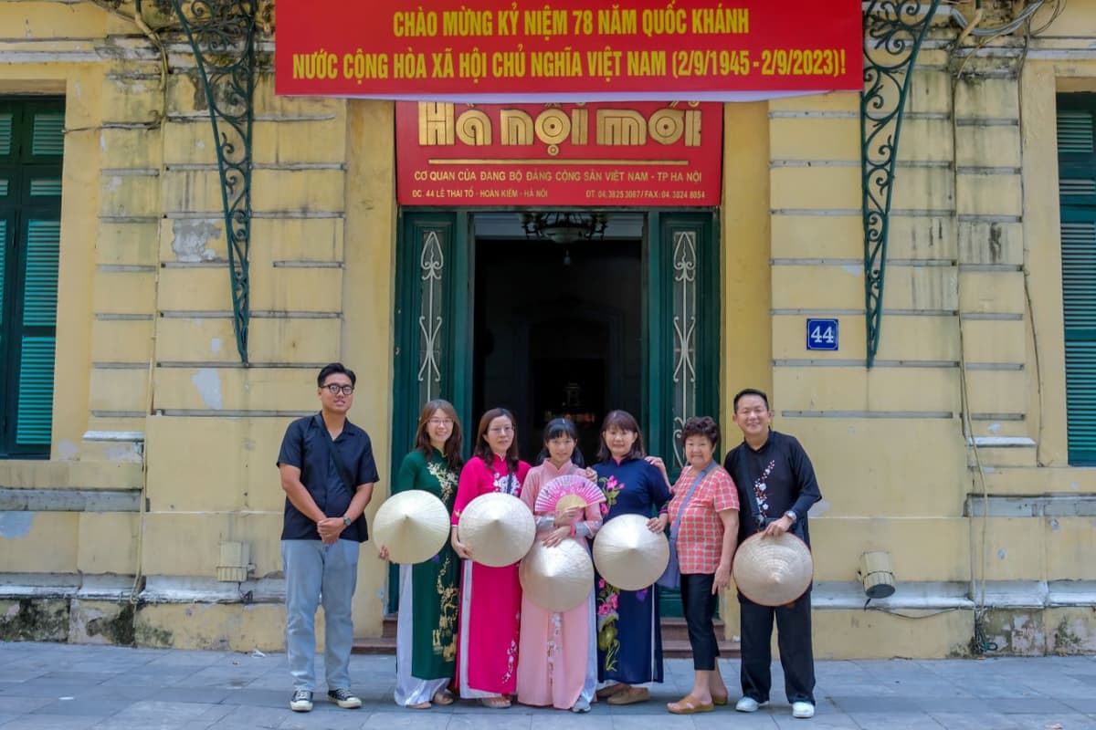 Hanoi Instagram Tour: Ceramic Mosaic Mural, Sword Lake, Long Bien Bridge