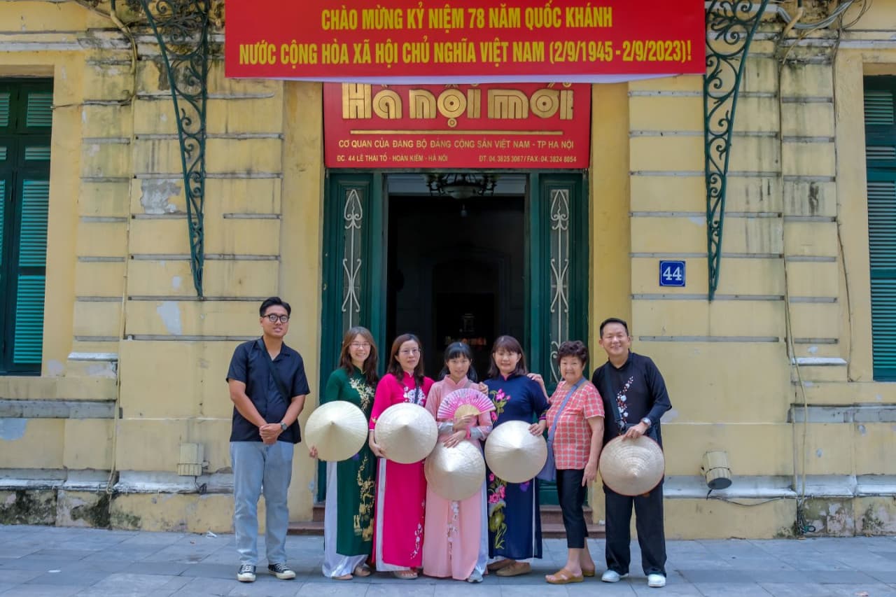 Hanoi Instagram Tour: Ceramic Mosaic Mural, Sword Lake, Long Bien Bridge