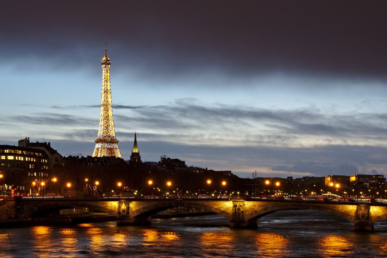 Paris Illuminations Night Bus Tour and Eiffel Tower Reserved Access – photo 3