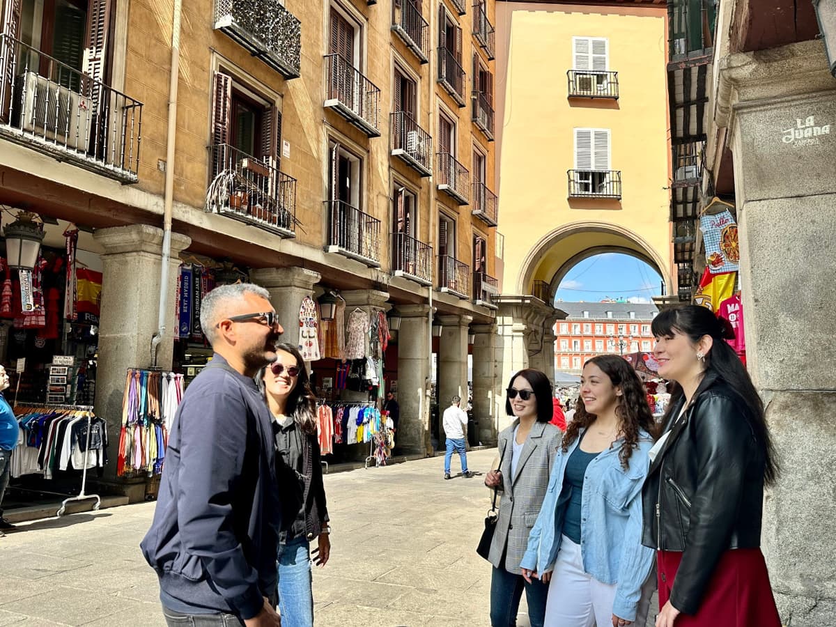 Madrid Old Town Walking Tour in English, Mandarin, Korean with Flamenco Show