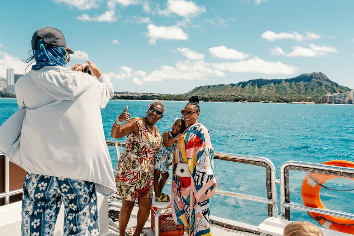 Waikiki: Daytime Glass Bottom Boat Tour
