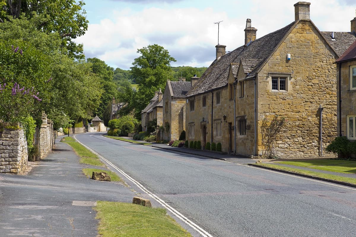 England In One Day: Stonehenge, Bath, Stratford and The Cotswolds Tour