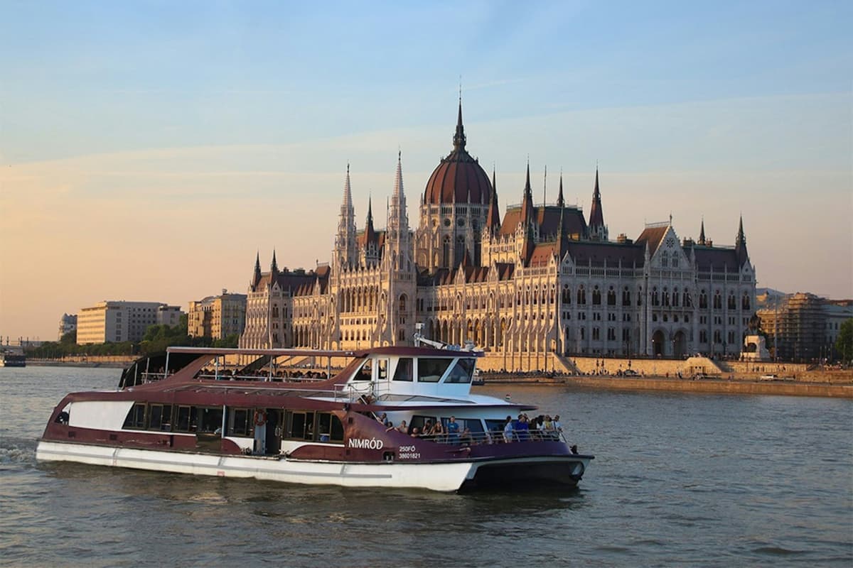 Budapest: Sightseeing Cruise From Pest