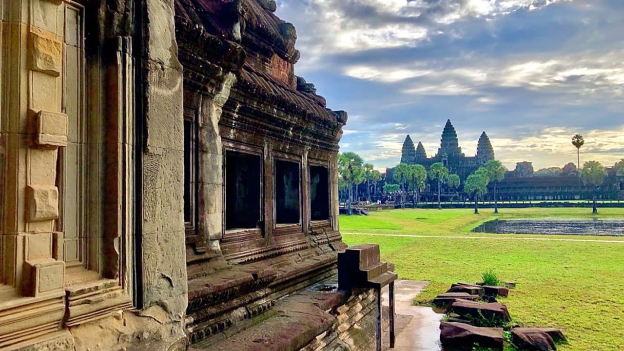 Kbal Spean Hiking Tour with Phnom Bakheng Sunset Experience