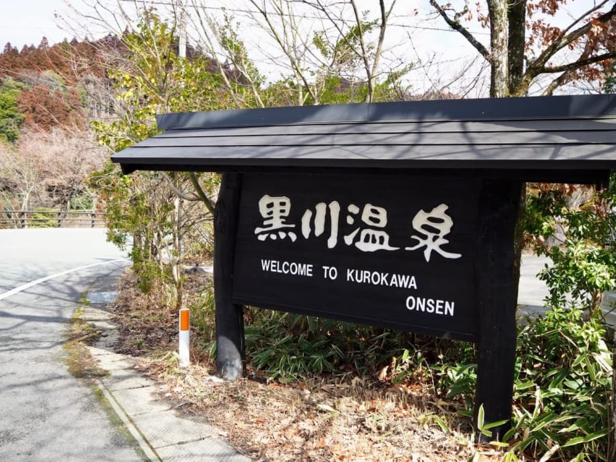 Kumamoto Castle, Aso Volcano, and Kurokawa Onsen Kyushu Tour from Fukuoka