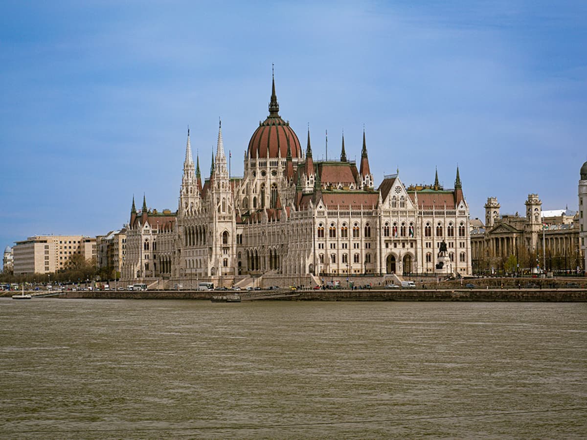 Budapest: Sightseeing Cruise From Buda + Audio guide