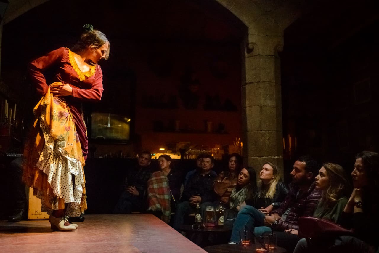 Barcelona Old Town Walking Tour with Flamenco Show and Tapas Dinner