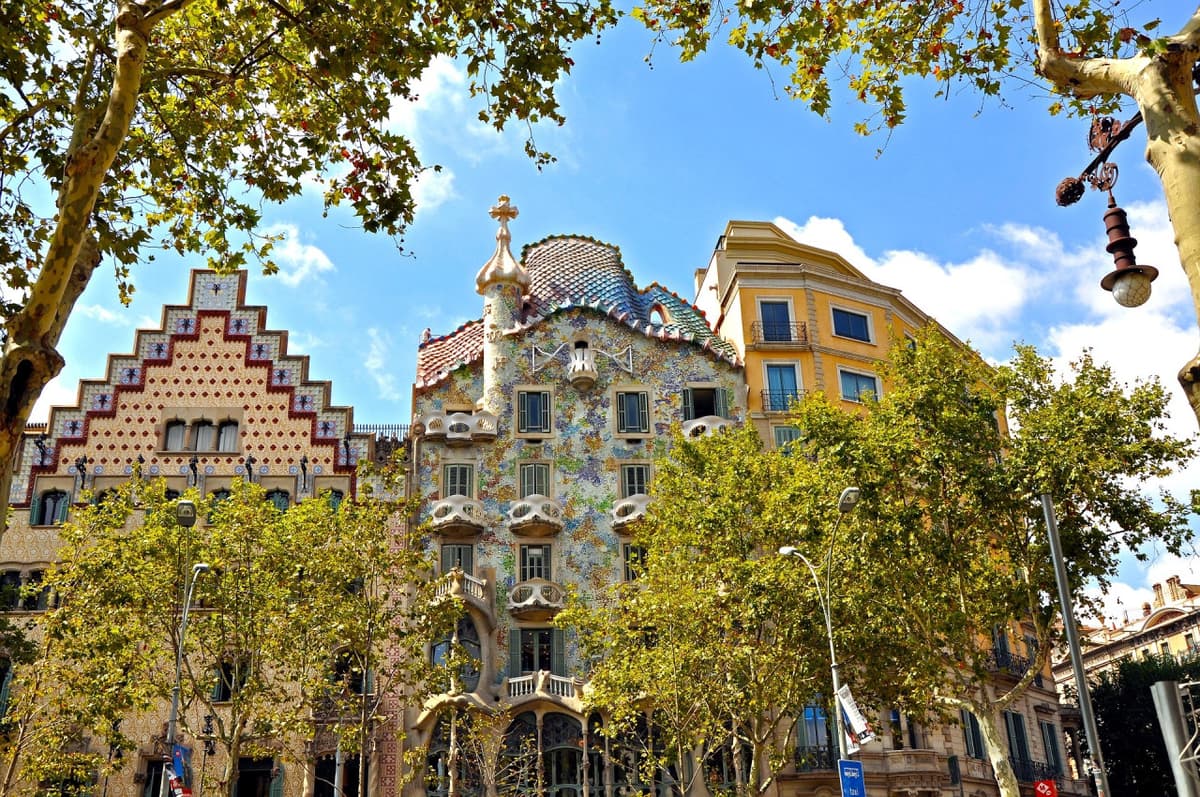Barcelona Highlights: Sagrada Familia and Gaudi Houses Guided Tour in English, Mandarin, Korean