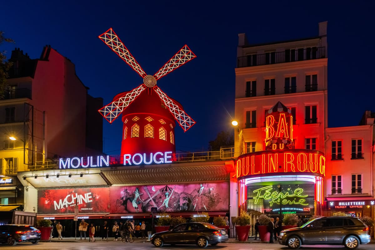 Moulin Rouge Cabaret Show and Paris Bus Tour