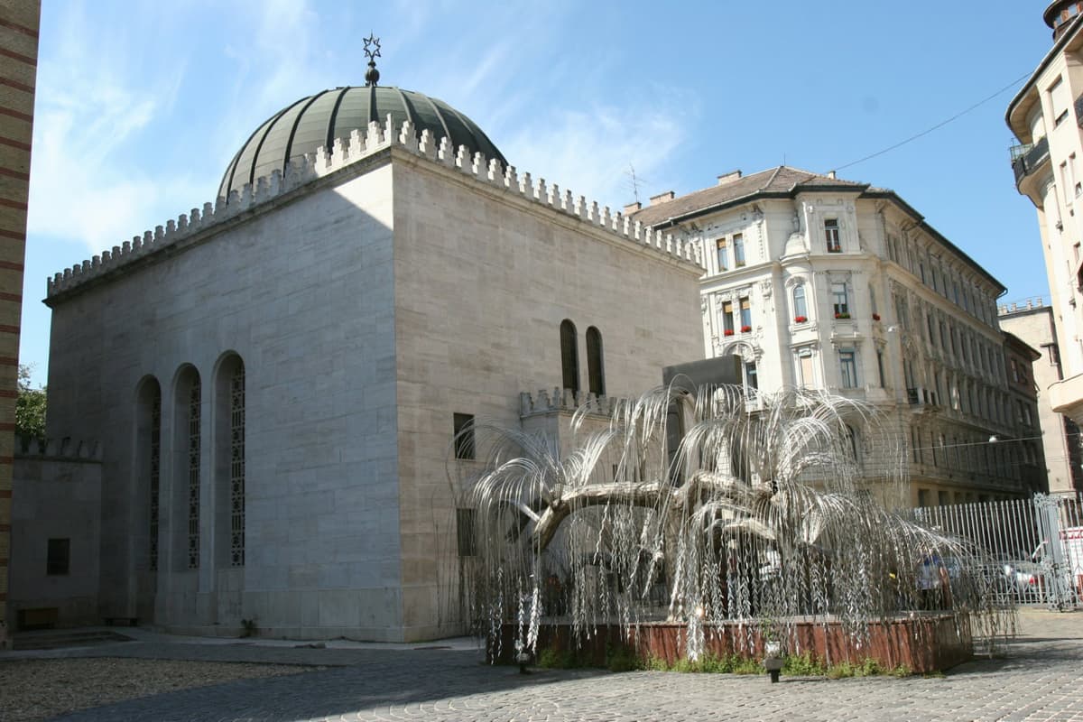 Great Synagogue Ticket + Jewish Quarter Guided Tour
