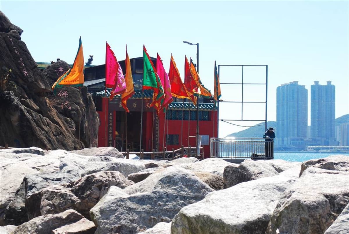 Aqualuna Dim Sum Cruise with Lei Yue Mun Self-Guided Tour