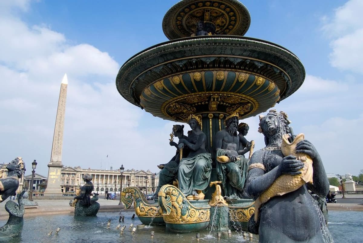 Paris Open-Top Bus Tour and Eiffel Tower Reserved Access