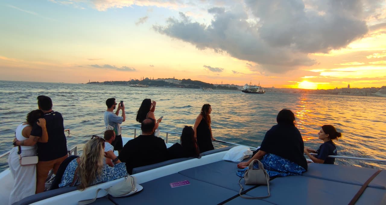 Bosphorus Sightseeing Cruise on a Luxury Yacht – photo 14