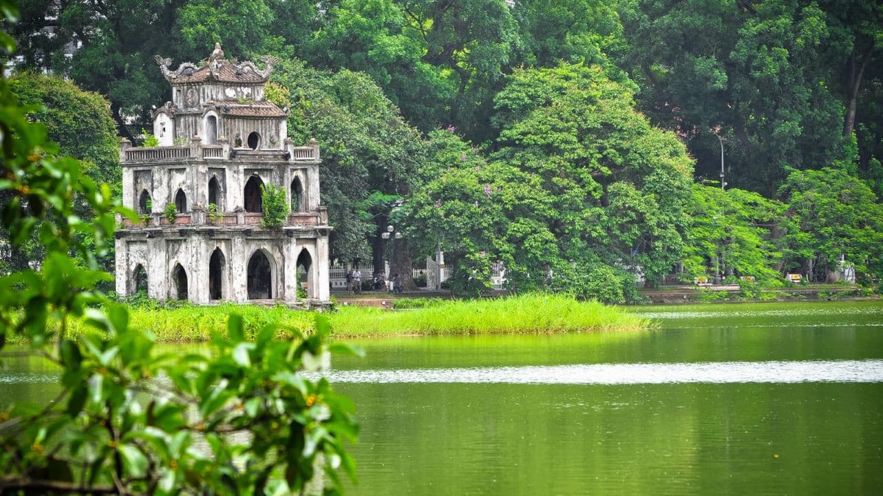 Hanoi Highlights City Tour: Ho Chi Minh Mausoleum, Temple of Literature, Tran Quoc Pagoda – photo 5