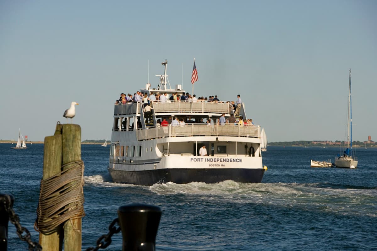Boston Harbor: Historic Sightseeing Cruise