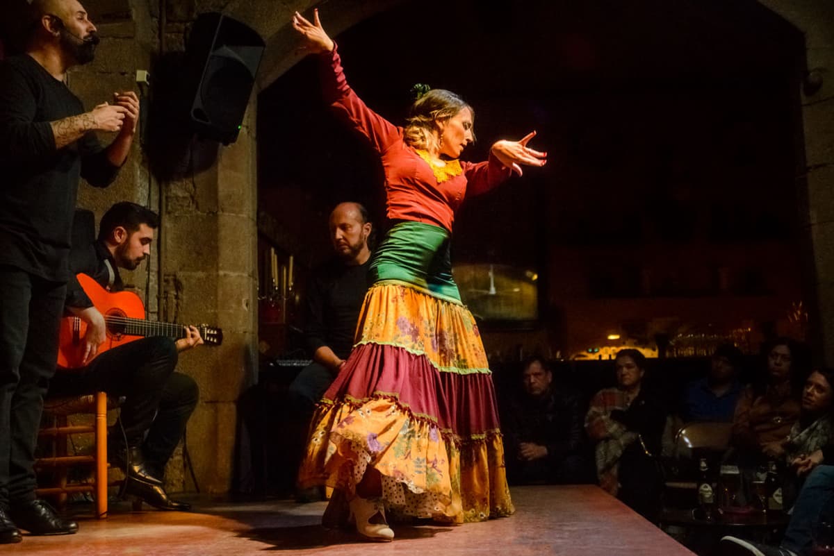 Barcelona Old Town Walking Tour with Flamenco Show and Tapas Dinner