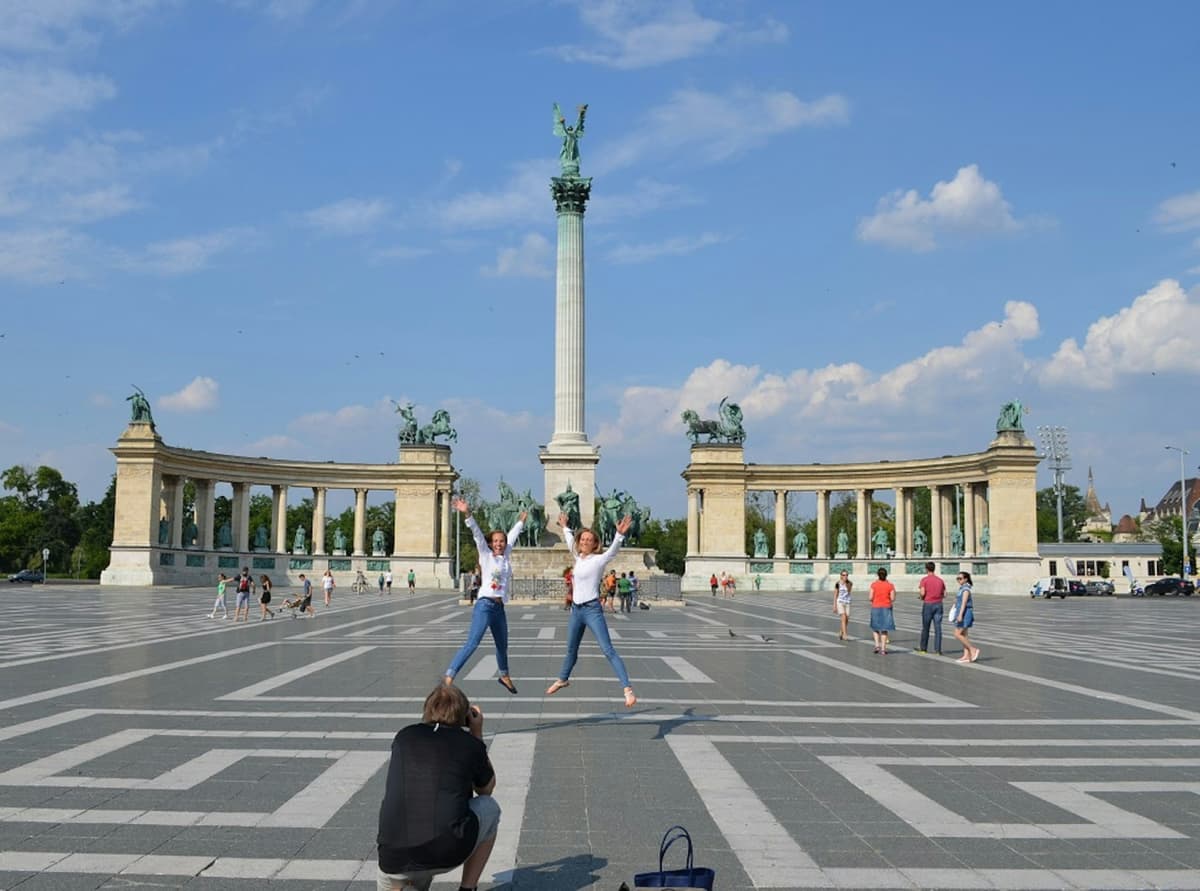 Budapest: Castle District & Hungarian Parliament Guided Tour + Transport
