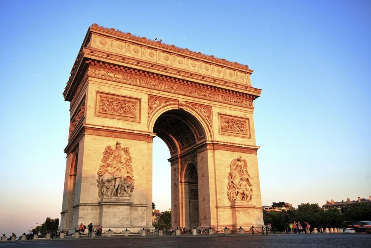 Paris Open-Top Bus Tour and Eiffel Tower Reserved Access