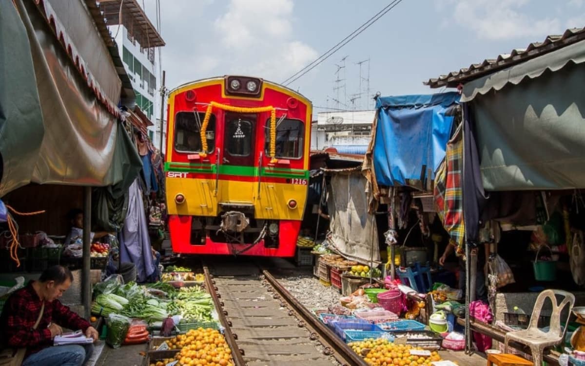 Maeklong Railway Market and Damnoen Saduak Floating Market Half-Day Tour