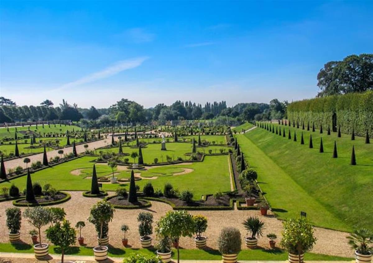 Hampton Court Palace, Windsor Castle, and London Sightseeing Tour