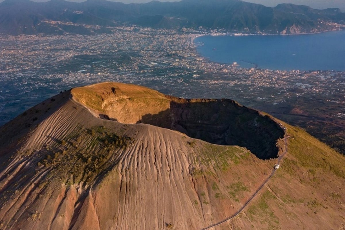Mount Vesuvius: Vesuvio Park Entry + Roundtrip from Ercolano