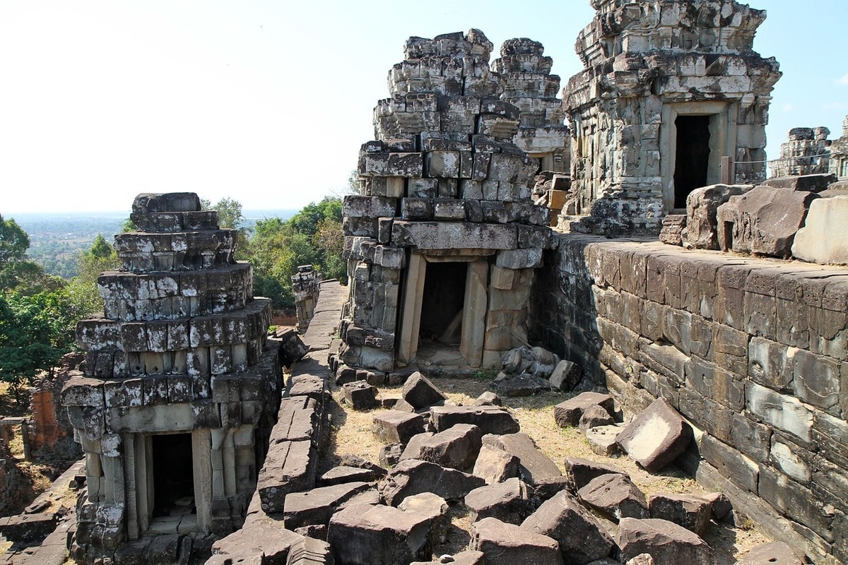 Beng Mealea, Banteay Srei, Banteay Samre, and Phnom Bakheng Tour