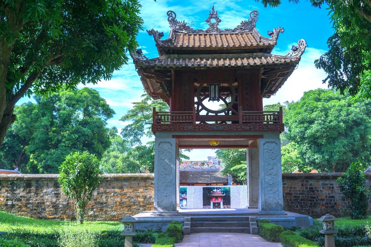 Hanoi Highlights City Tour: Ho Chi Minh Mausoleum, Temple of Literature, Tran Quoc Pagoda