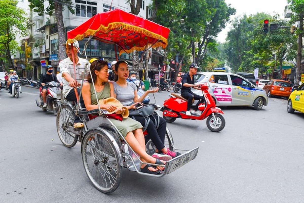 Hanoi Old Quarter Cyclo Tour with Egg Coffee Experience