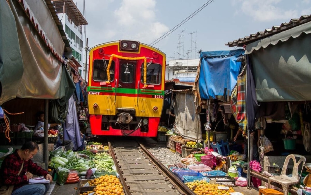 Maeklong Railway Market and Damnoen Saduak Floating Market Half-Day Tour