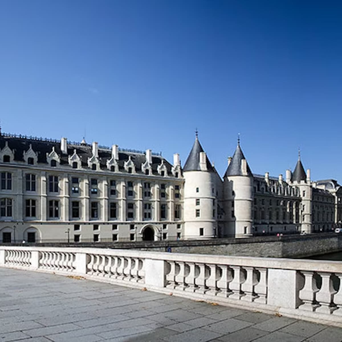Conciergerie: Priority Entrance