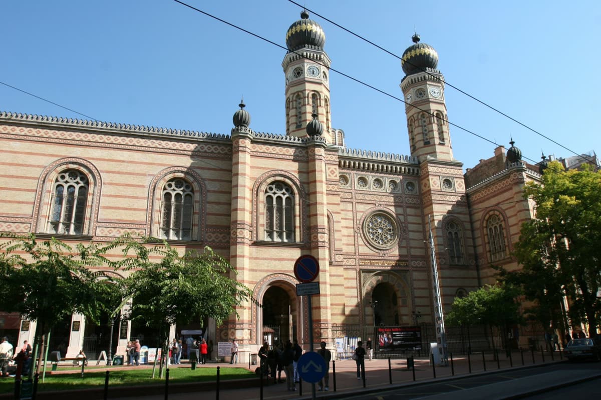 Great Synagogue Ticket + Jewish Quarter Guided Tour