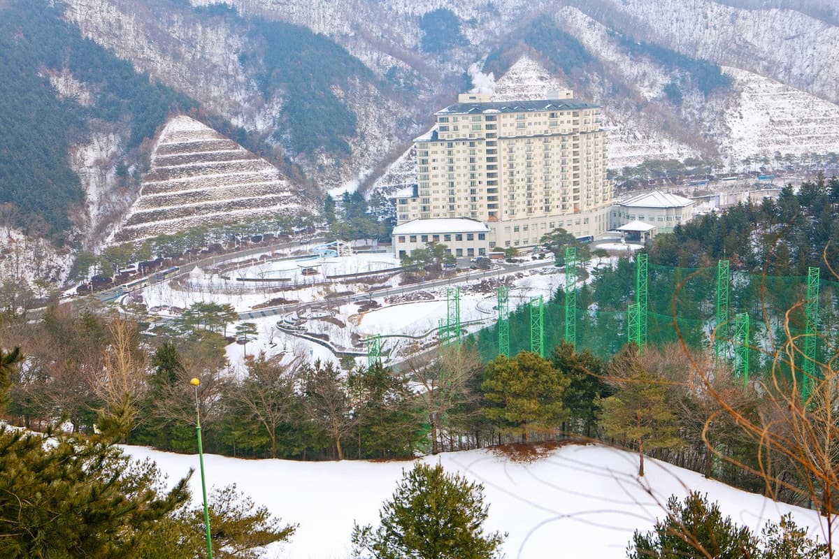 Elysian Gangchon Ski Resort and Eobi Ice Valley Full-Day Tour from Seoul