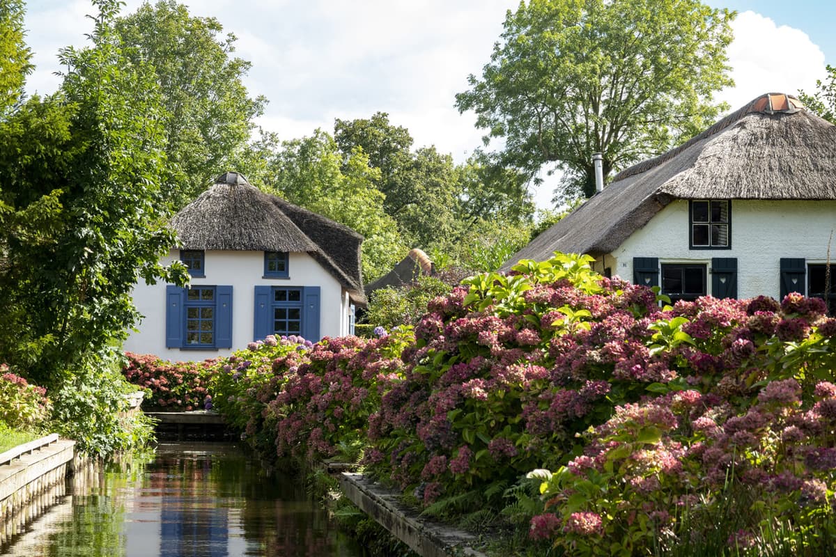 Giethoorn Full-Day Tour from Amsterdam with Canal Cruise and Self-Guided Walking Tour