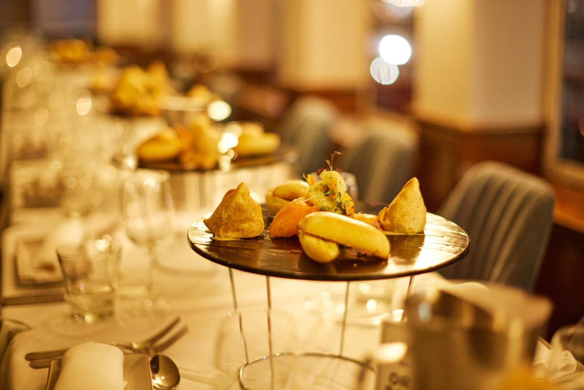 Sydney Harbour Showboat Dinner Cruise