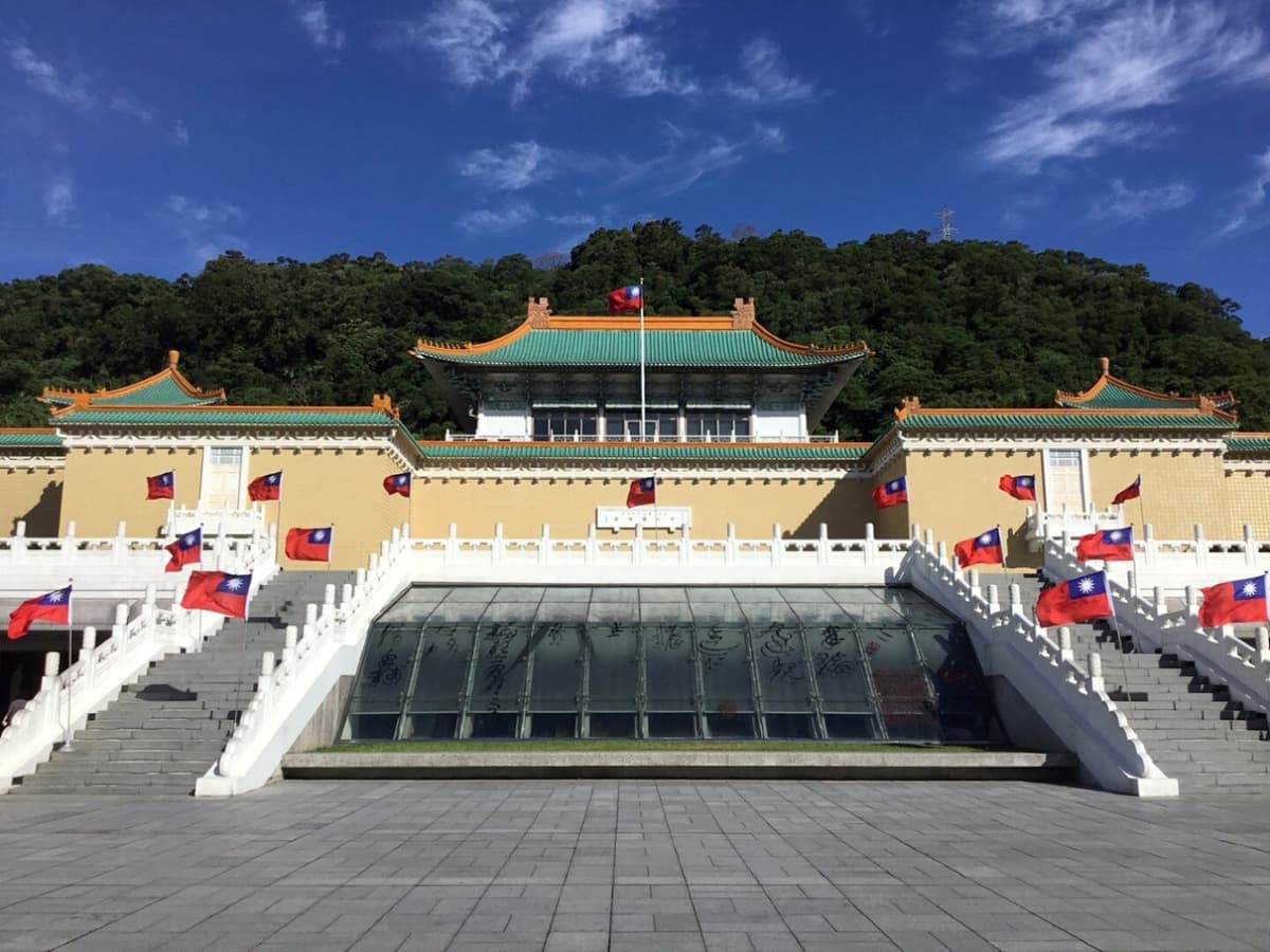 Classic Taipei Landmarks Full-Day Tour: National Palace Museum, Chiang Kai-shek Memorial Hall