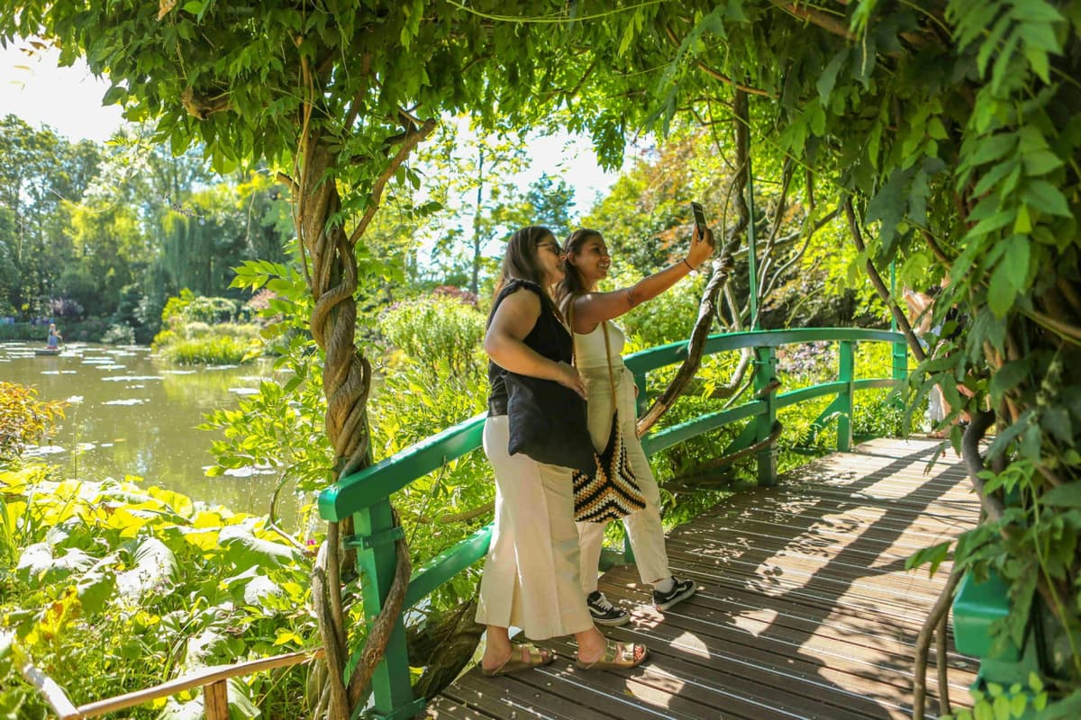 Giverny: Impressionist Day Trip from Paris with Audio Guide