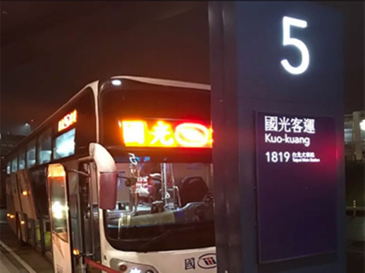 Kuo Kuang 1819 Bus Transfers from Taoyuan International Airport to Taipei Main Station