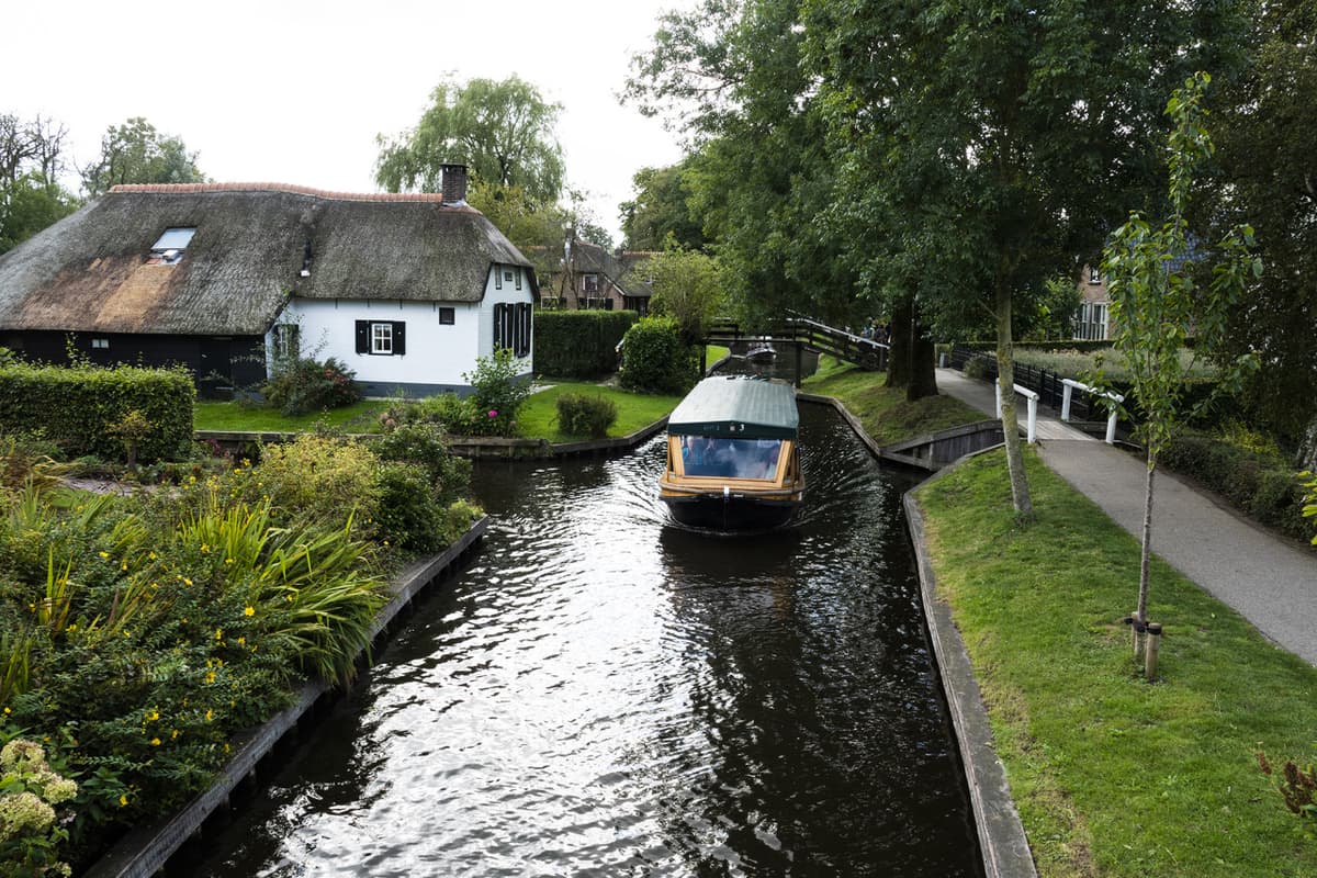 Giethoorn Full-Day Tour from Amsterdam with Canal Cruise and Self-Guided Walking Tour