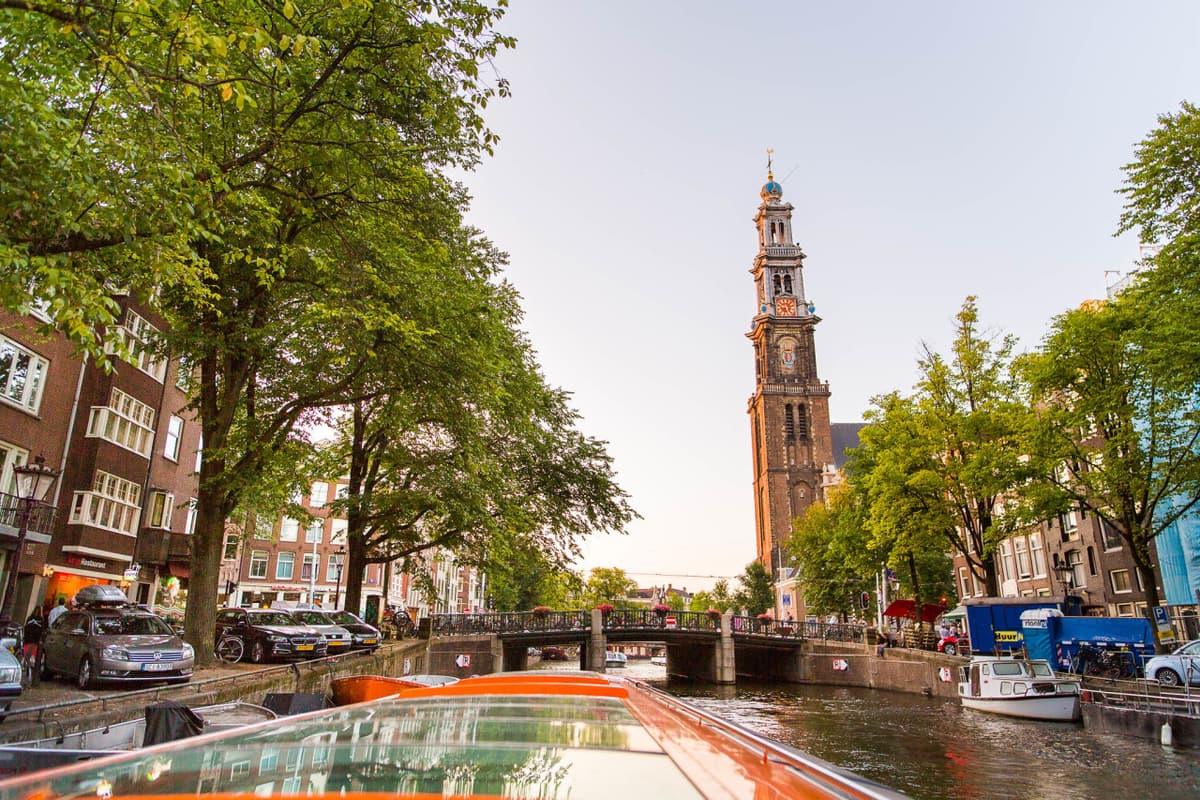 Amsterdam Canal Cruise Ticket with New York Pizza and Drinks