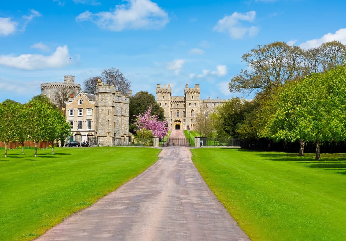 Windsor Castle, Stonehenge, and Oxford Tour from London